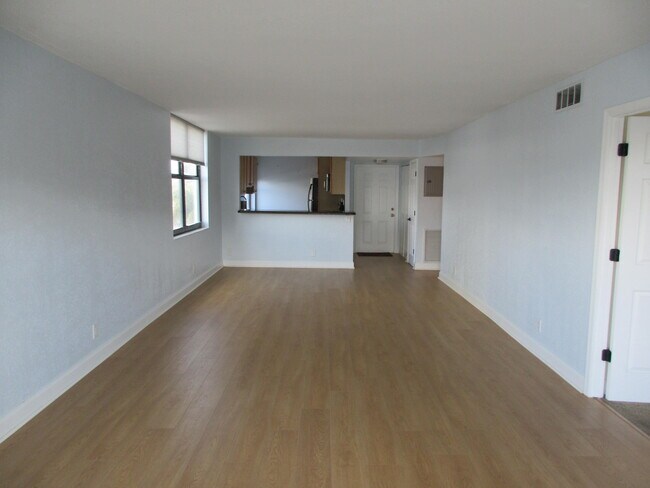 Building Photo - 1401 N Riverside Dr