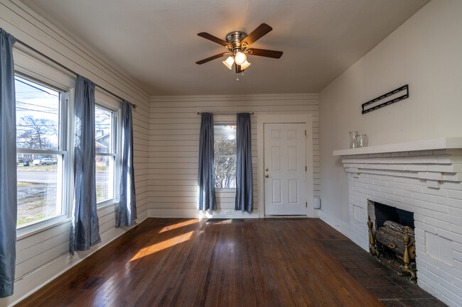 Building Photo - 708 E Woodland Ave