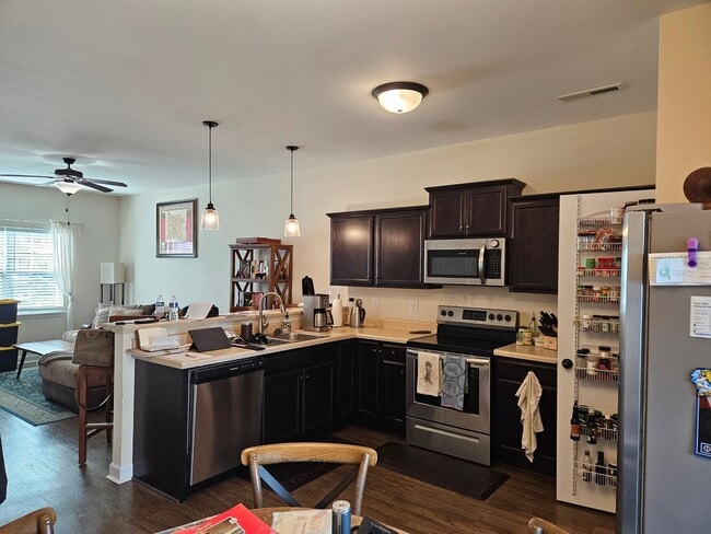 Building Photo - 2 bedroom, 2.5 bath unfurnished end unit townhouse in Sneads Ferry Justice Farm Townhome community