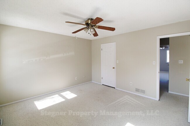 Building Photo - Fantastic Townhome