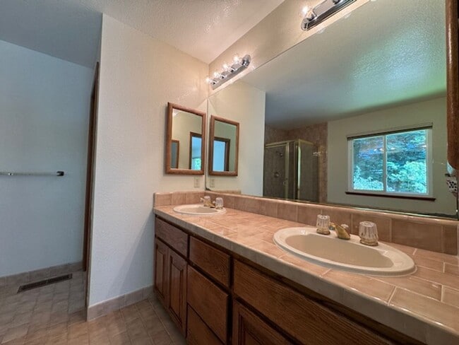 Building Photo - Spacious 4 bedroom, single level home in M...