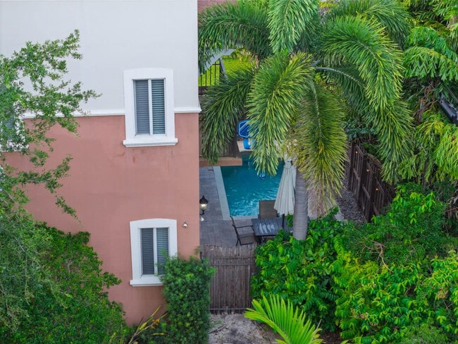 Building Photo - 1705 NE 11th St