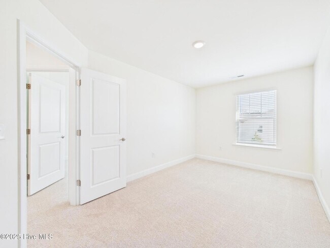 Building Photo - 458 Channel Drop Dr