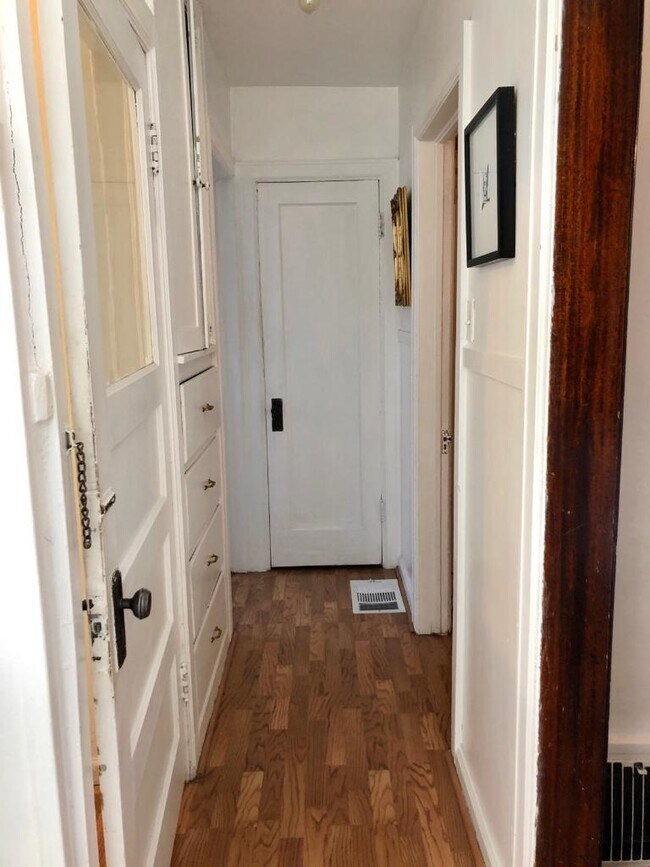 Building Photo - 1112 900 E