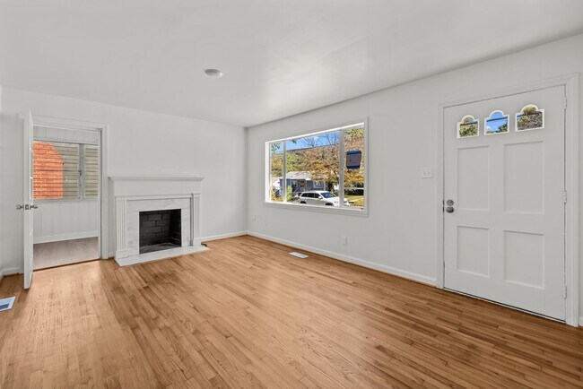 Building Photo - 2 Bedroom 1 Bath For Rent-7840 8th Ave S, Birmingham, AL 35206