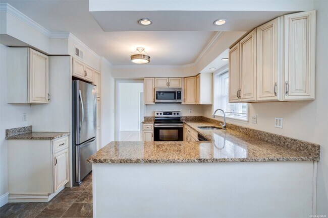 Building Photo - 10 Old Westbury Rd