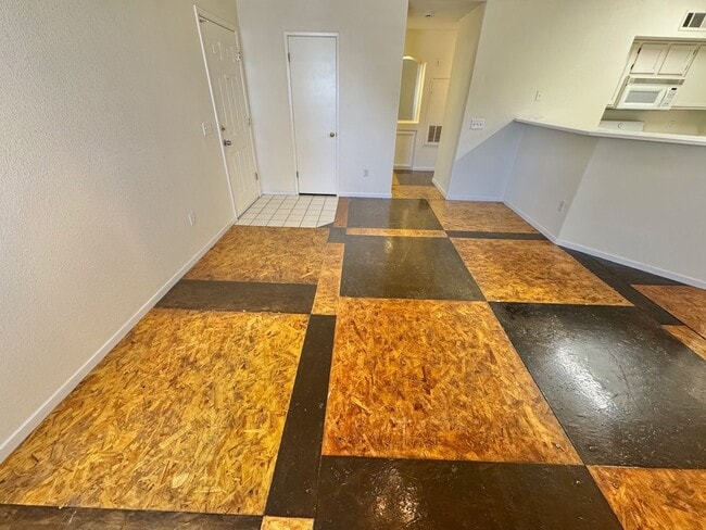 Building Photo - SPACIOUS 2 BEDROOM TOP FLOOR CONDO