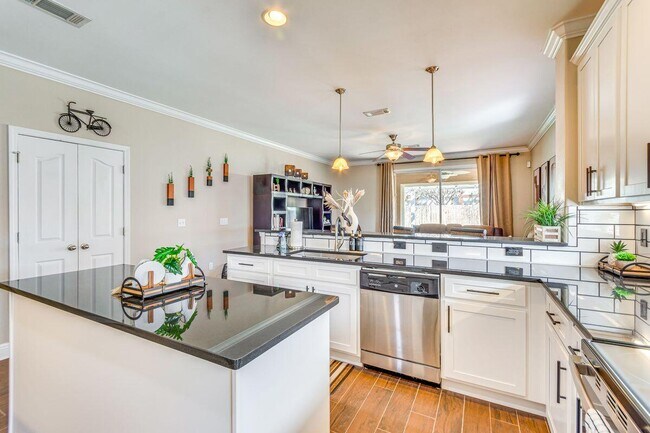 Building Photo - 895 Solimar Way