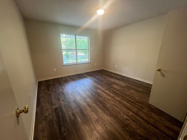 Building Photo - 4813 Oak Meadow Dr