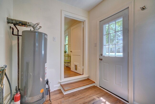 Building Photo - Charming Cape Cod Home - Detached Garage - Pet Friendly!