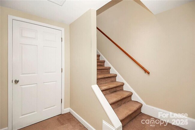 Building Photo - 1005 Rainbow Dr