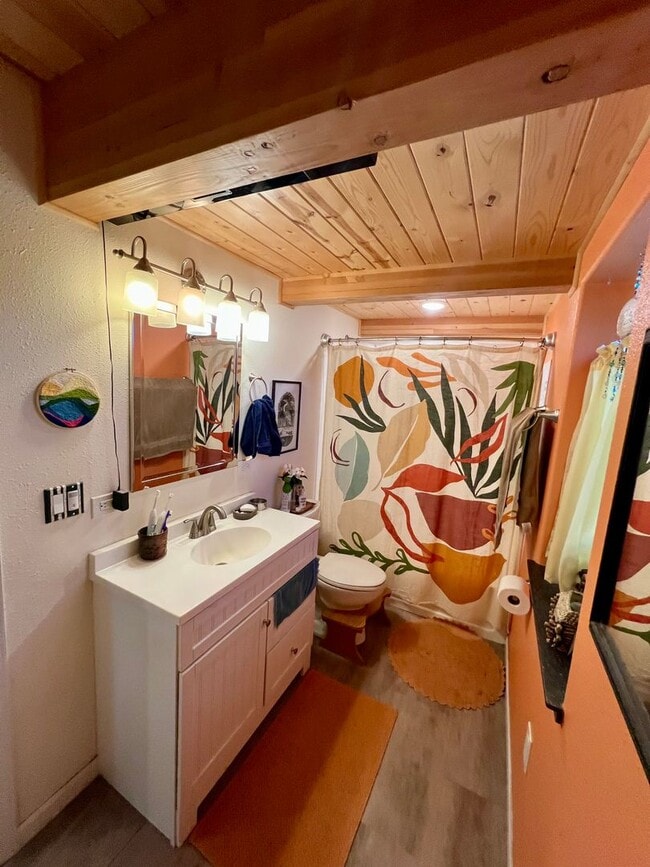 Building Photo - Available in October / 1-Bedroom with a Lo...