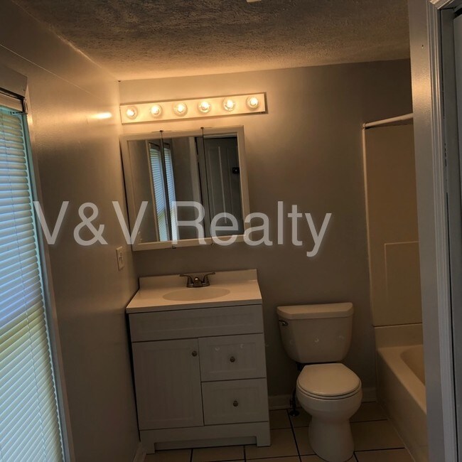 Building Photo - 600 CYPRESS ST (2 BEDROOM)