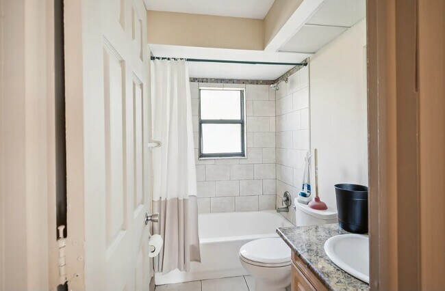 Building Photo - 206 SE Santa Barbara Pl