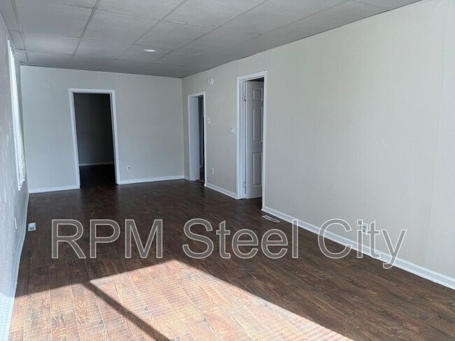 Building Photo - 927 E 1st St