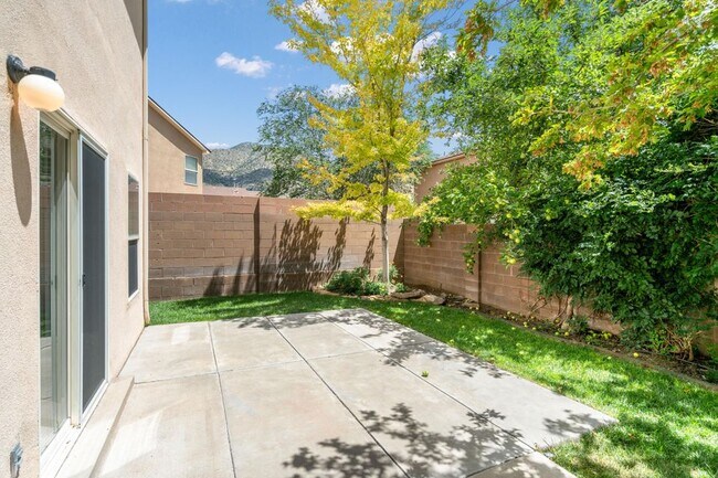 Building Photo - 12420 Mountainside Way NE