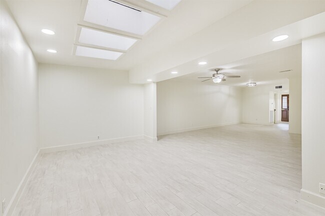 Building Photo - 2505 Watertown Mall St