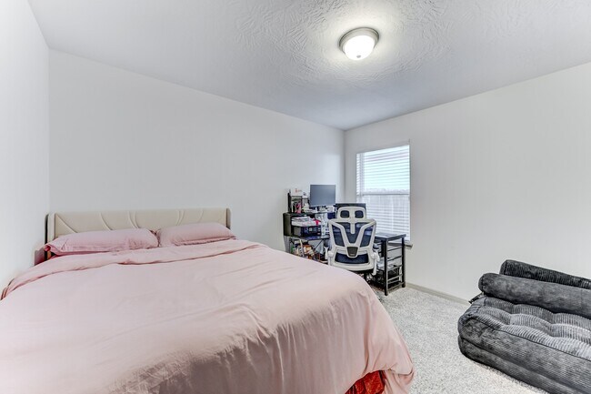 Building Photo - 204 Shoreview Dr