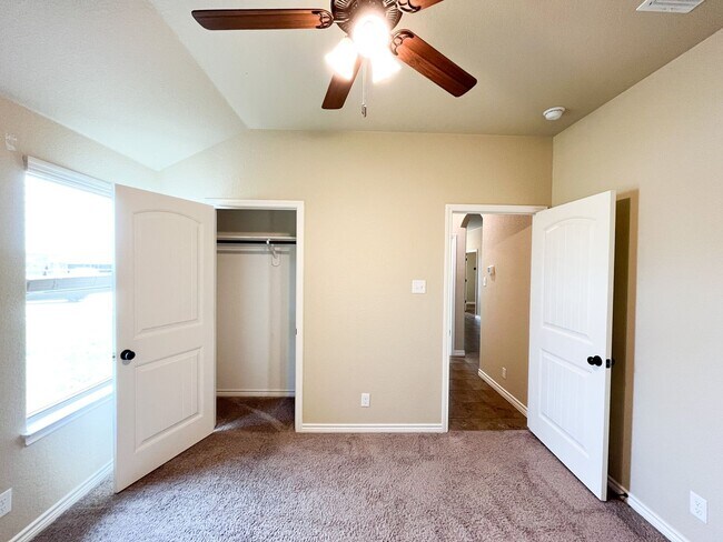 Building Photo - Available 7/11/2025 Beautiful 1 story, 5 b...