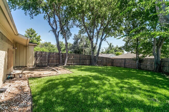 Building Photo - 1808 Ridgewood Dr