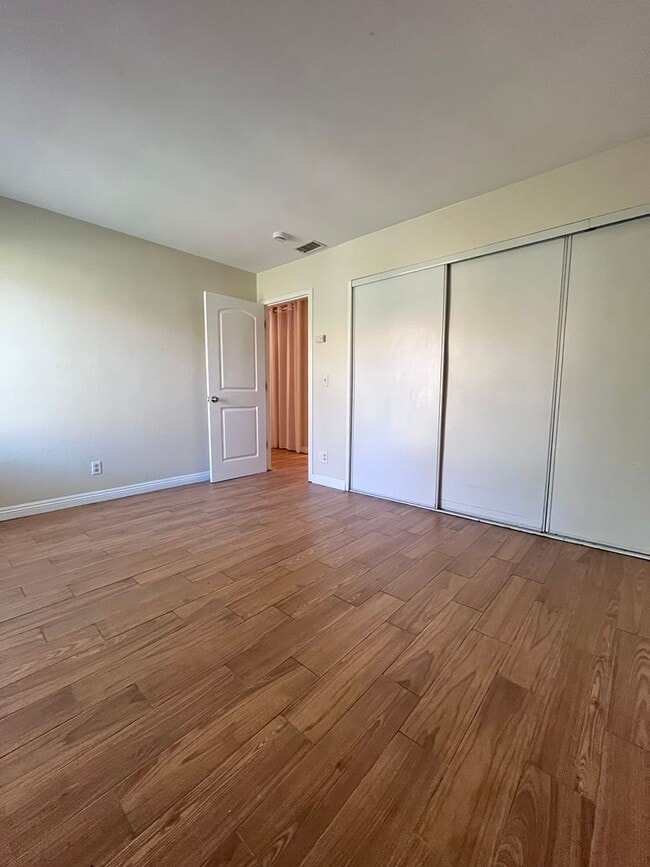 Building Photo - SINGLE STORY 3 BR/ 2 HOME WITH 2 CAR GARAGE