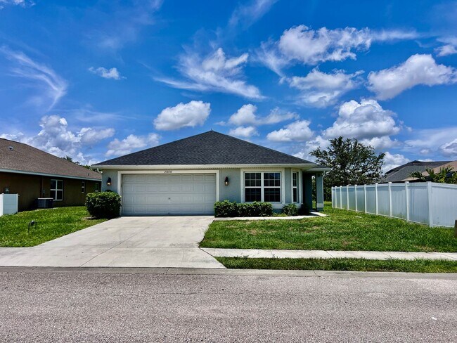 Primary Photo - Charming House with 3 bedroom and 2 bathro...