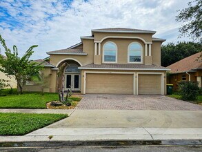 Building Photo - Waterfront Pool Home in Desirable Sunset Lakes