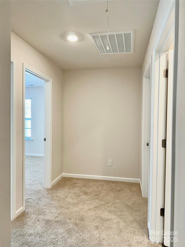 Building Photo - 1605 Blue Velvet Ln