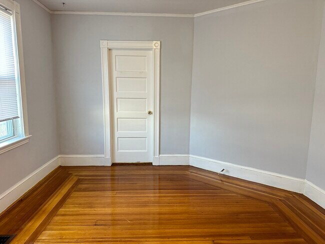 Building Photo - 10 Newport Terrace