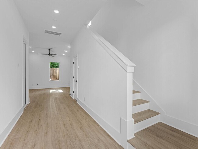Building Photo - 867 Mansfield St