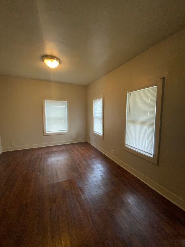 Building Photo - 3-Bedroom, 1-Bathroom Home – $950/Month - MISHAWAKA