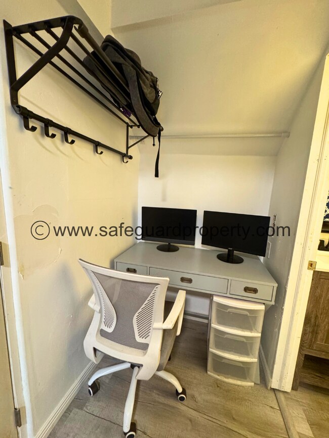 Building Photo - Welcoming Multi-Level Home for Rent in Wes...