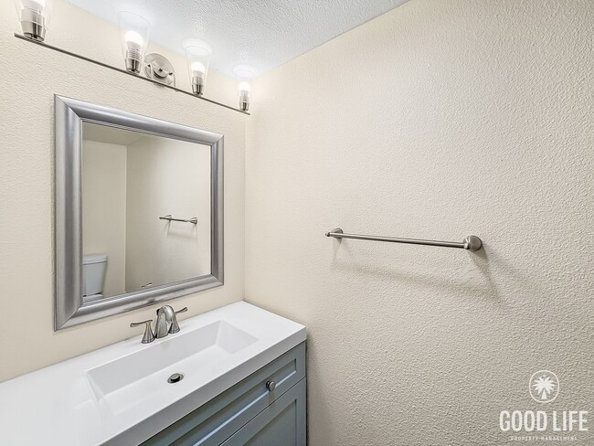 Building Photo - Peaceful and Spacious 3B/3BA condo with La...