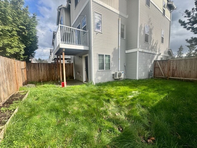 Building Photo - Everett Townhouse