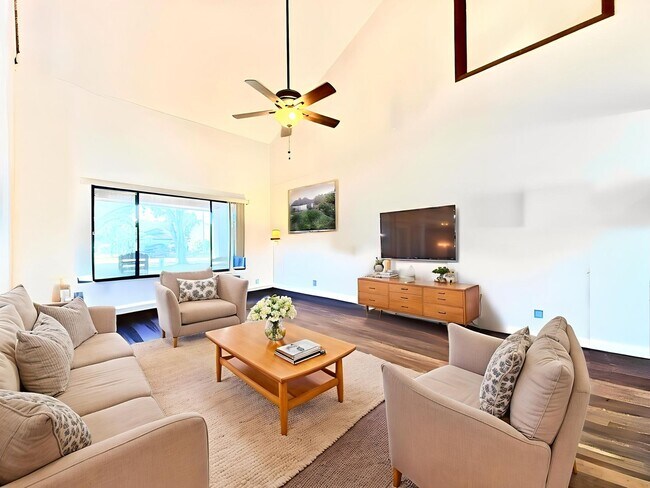 Building Photo - Moss Pointe 3Bedrooms/2.5Bath-home with great room fireplace!