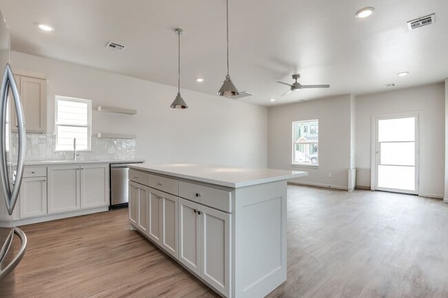 Building Photo - Urban living in Edmond