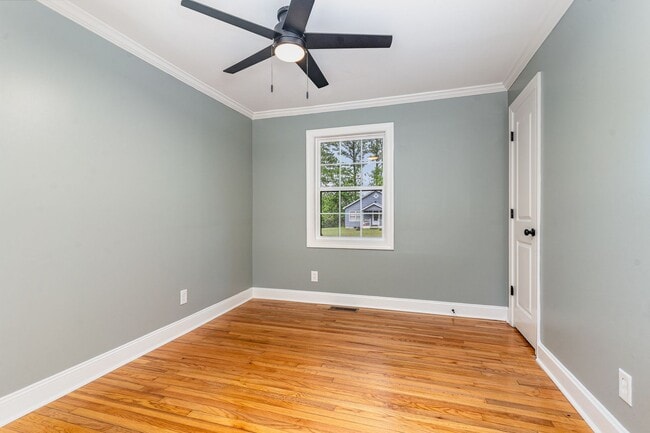 Building Photo - Beautifully Renovated 3-Bedroom Home in Fr...