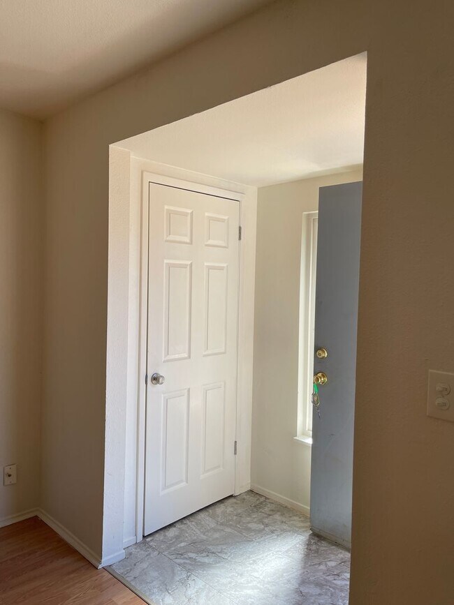 Building Photo - 5519 Paloma Ave