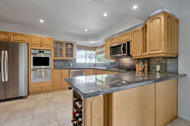 Building Photo - HOLIDAY SPECIAL***2 WEEKS FREE** 3 Bed/2 Bath Oasis in Royal Woods - Available Now