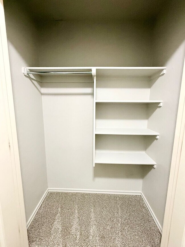 Building Photo - Great Family Home, Great Neighborhood