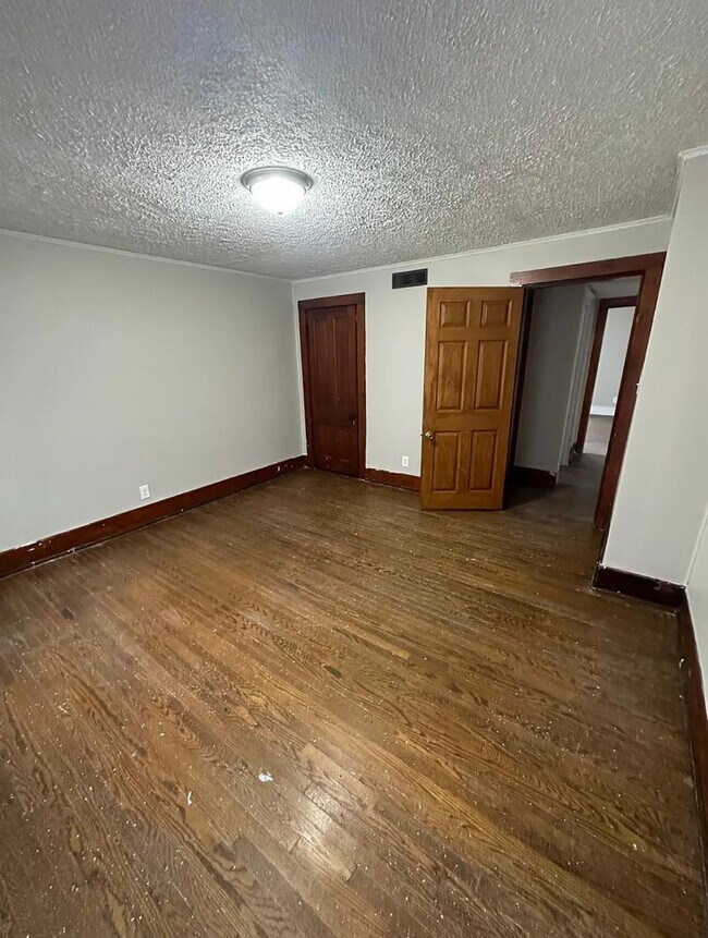 Building Photo - 605 N Detroit St