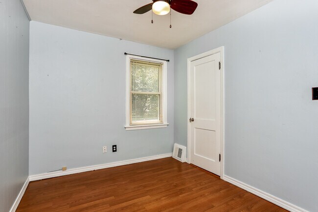 Building Photo - Cute 3-Bedroom Home