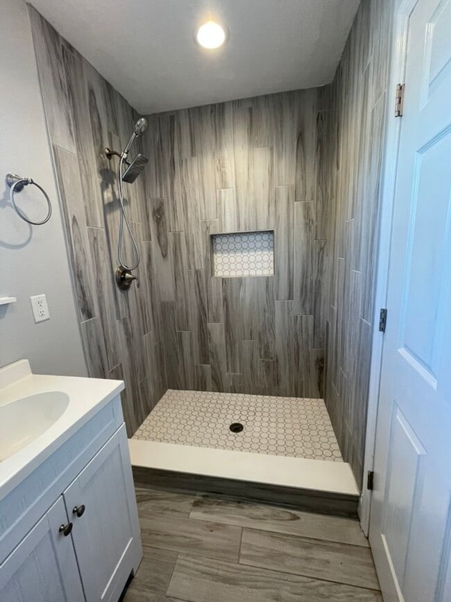 Building Photo - Downtown Tavares Studio Apartment