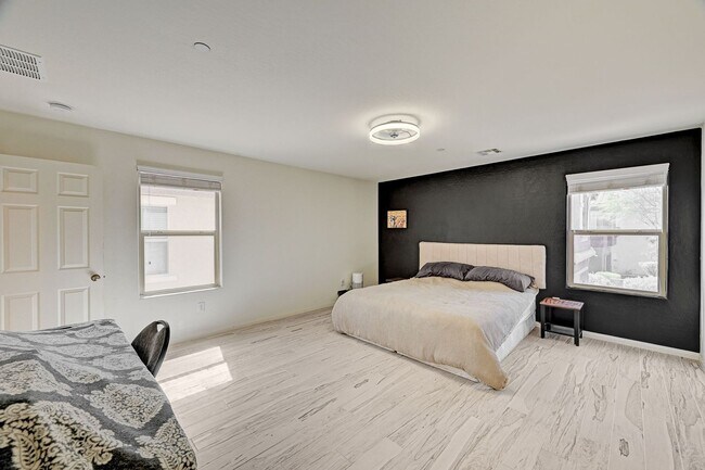 Building Photo - Stunning Southern Highlands three bedroom!