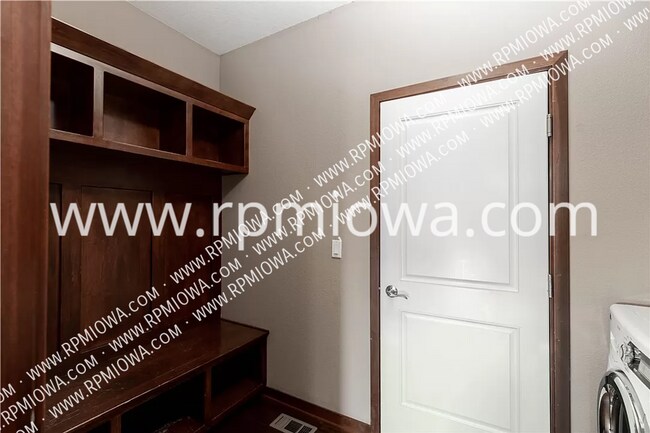 Building Photo - 1127 90th St