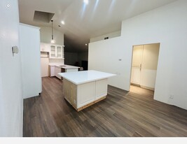 Building Photo - 2034 Riverbirch Dr