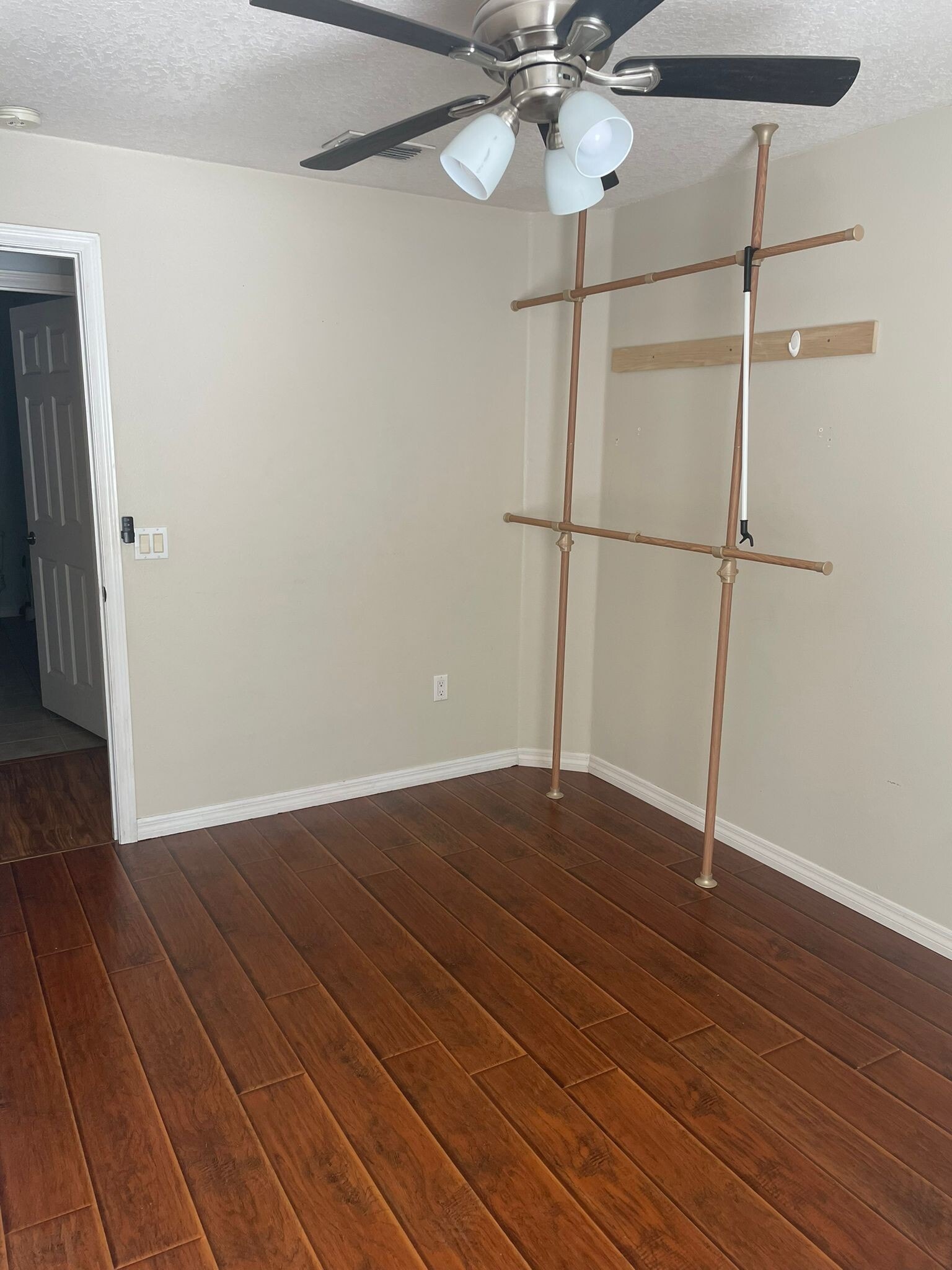 Side room $745 - 3650 Oakdale Cir