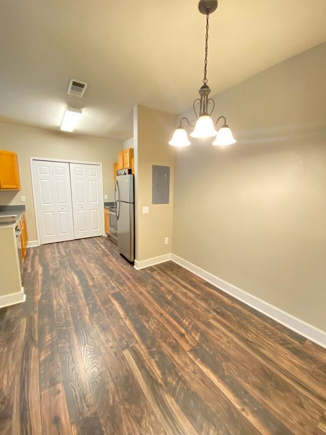Building Photo - 3Bed/2Bath Available September 2025!