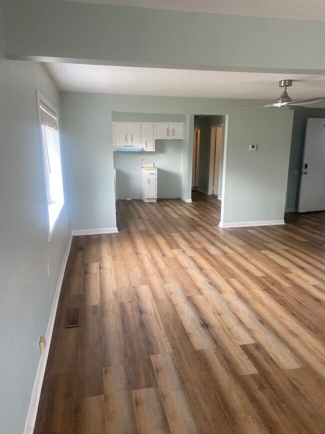 Building Photo - 933 Roosevelt Blvd