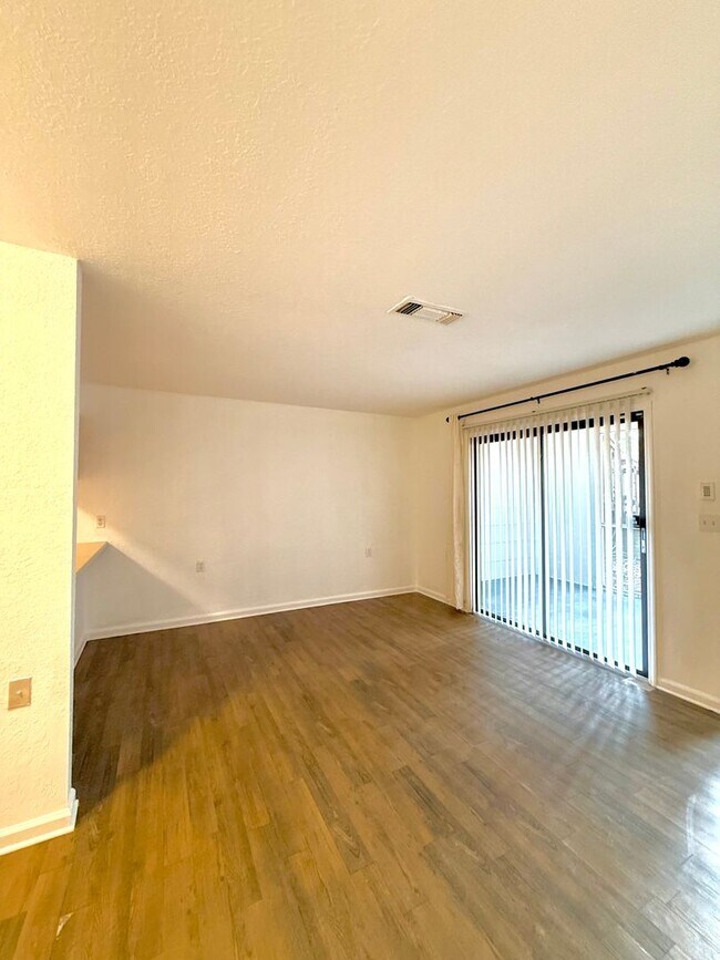 Building Photo - Now available! Charming 2 bed / 1 bath condo in a prime Tallahassee location.